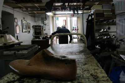 Noci, il laboratorio di Rocco: l'ultimo del barese in cui le scarpe si fanno ancora a mano